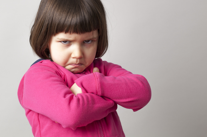 Petite fille fâchée après une dispute entre les enfants